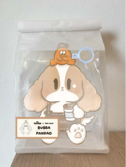 พวงกุญแจ Pandao Pandao x We Are Young | คาแรคเตอร์หมาจ๋อยจับคู่กับ Bubba คาแรกเตอร์จอมแสบ
ในโปรเจกต์นี้ Tum Ulit ได้นำ Pandao คาแรกเตอร์หมาจ๋อย มาร่วมมือกับ Bubba คาแรกเตอร์ประจำ We Are Young Café ที่มีบุคลิกซุกซน ร่าเริง และเต็มไปด้วยสีสัน Pandao และ Bubba เป็นขั้วตรงข้ามที่สร้างความลงตัว ด้วยการจับคู่ที่สะท้อนอารมณ์ที่แตกต่างกันอย่างชัดเจน